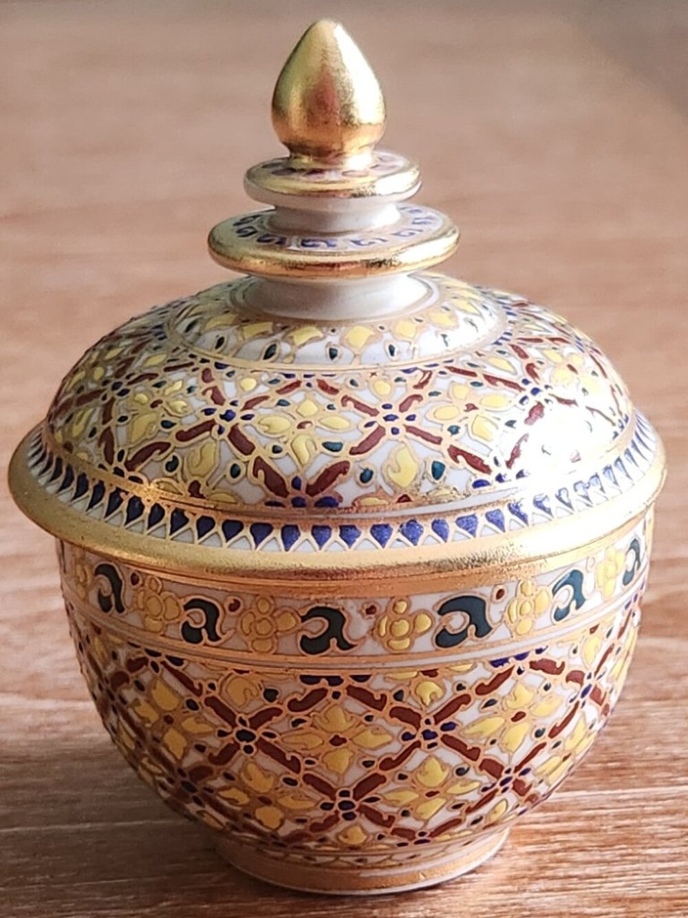 Benjarong porcelain jar